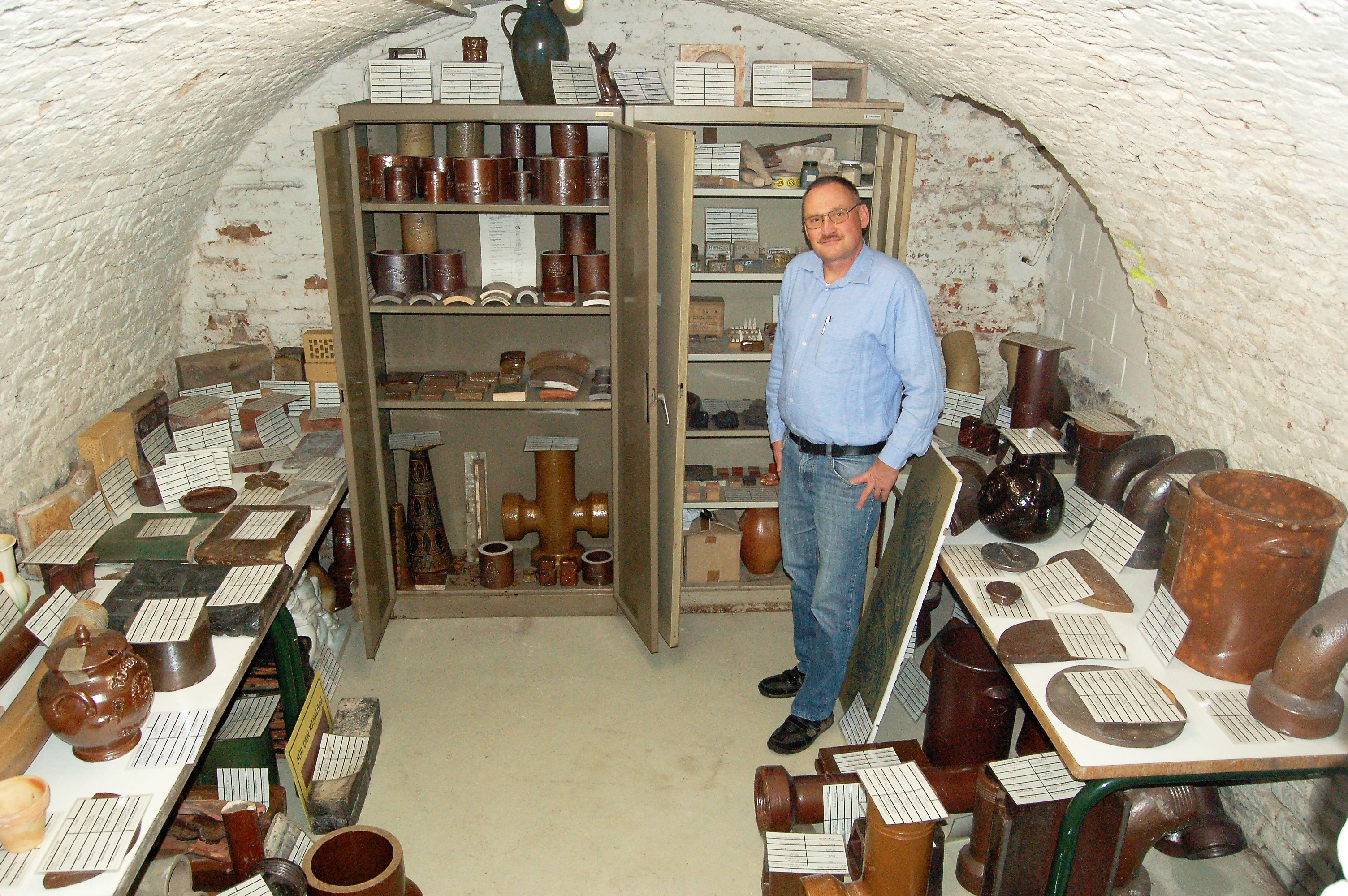 Bernd Mayerhofer in seiner Sammlung von industriell gefertigtem Steinzeug